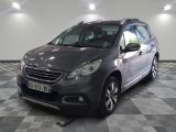 La voiture grise est garée sur le sol à damier du garage.