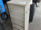 une grande commode à côté d'une pile de pneus