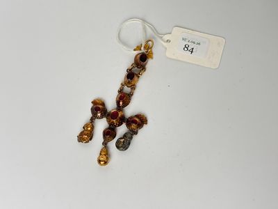 gros plan d'une paire de boucles d'oreilles sur une surface blanche