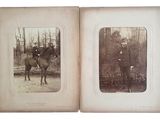 deux vieilles photos en noir et blanc représentant un homme à cheval et un homme à cheval