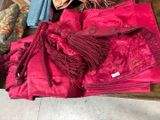 une table sur laquelle sont posés plusieurs nappes rouges