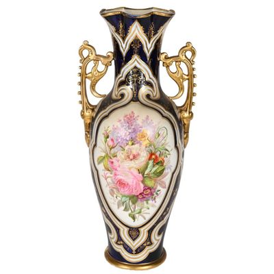 un vase orné d'une peinture représentant des fleurs