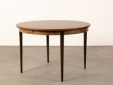une table ronde avec un plateau en bois et deux pieds
