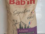 un sac de croquettes posé sur un plan de travail