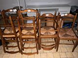 un grand nombre de chaises posées sur le sol