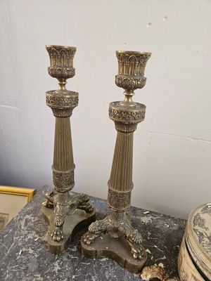 deux bougies posées sur une table en marbre