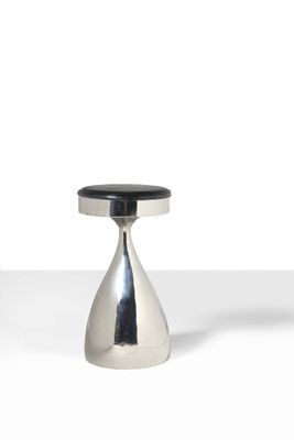 un gros plan sur une petite table en métal avec un plateau noir