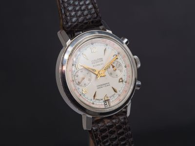 une image d'une montre en gros plan sur fond noir