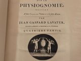 un vieux livre sur lequel figure l'image de deux hommes