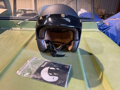 un casque posé sur une table, à côté d'un CD