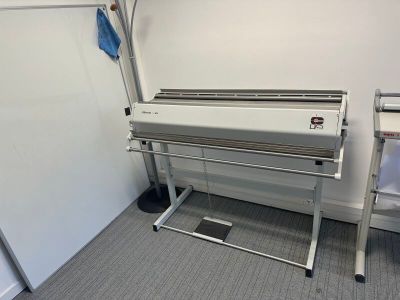 une machine qui se trouve dans une pièce à côté d'un réfrigérateur
