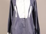 un gros plan sur une chemise portée par un mannequin, un mannequin, un mannequin, un mannequin, un mannequin, un mannequin, un mannequin, un mannequin