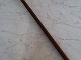 un crayon posé par terre à côté d'un stylo