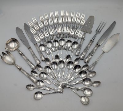 beaucoup de cuillères et de fourchettes disposées ensemble sur une table