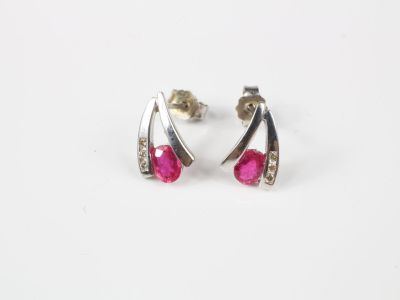 Paire de petites boucles d'oreilles or gris serties d'un sap…