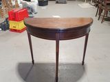 une table qui se trouve dans une pièce où il y a de nombreuses chaises