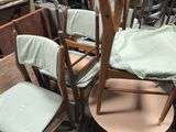 de nombreuses chaises et tables dans une pièce où il y a beaucoup de chaises