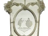 un miroir sur lequel est représenté un homme et une femme