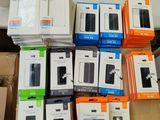 de nombreuses boîtes de téléphones portables posées sur une table