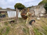 une vieille roue rouillée au milieu d'un champ