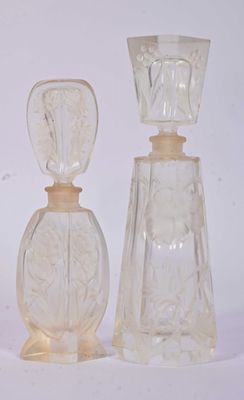 trois vases en verre posés l'un à côté de l'autre sur une surface blanche