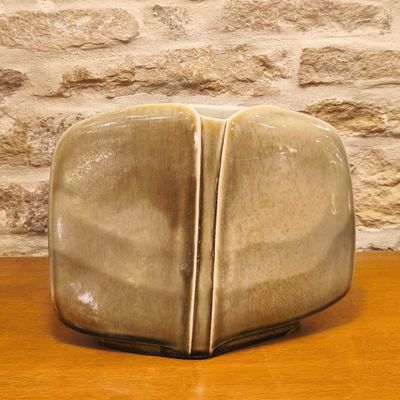 Vase de forme lentille du céramiste Bernard Prigeant, signé.  Défauts 