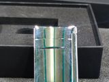 un briquet posé dans une boîte sur une table