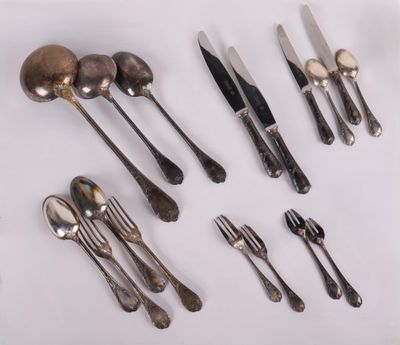 beaucoup de cuillères et de fourchettes sur la table