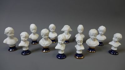 Ensemble de onze bustes de garçonnets ou fillettes en biscuit, les soc - Photo 1