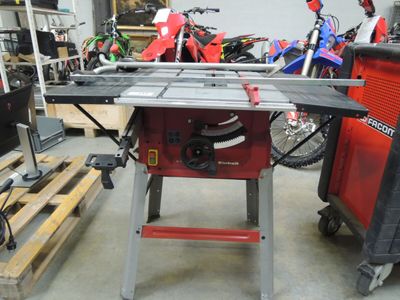 a picture of a table saw in a garage
