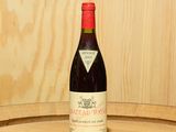 une bouteille de vin posée sur un tonneau