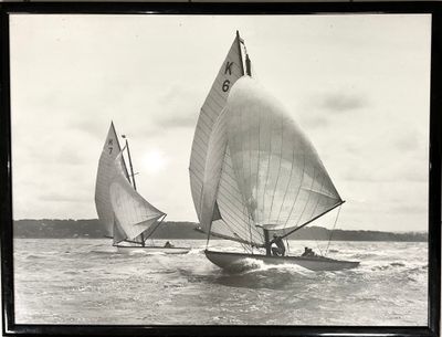 photographie en noir et blanc représentant deux voiliers naviguant sur l'océan
