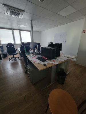 un homme assis à un bureau dans un bureau