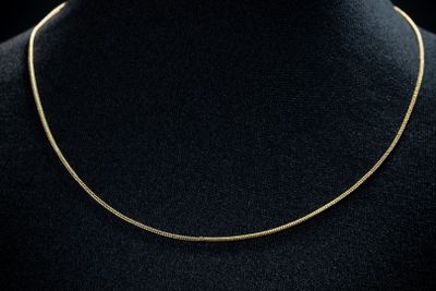 un collier à chaîne en or sur un mannequin mannequin mannequin mannequin mannequin mannequin mannequin mannequin mannequin mannequin