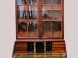 un bureau en bois avec une façade en verre et des tiroirs