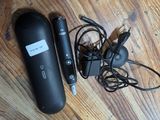 une photo d'une télécommande Wii et d'un chargeur posés sur un parquet