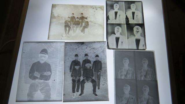 19 boites contenants entre 10 et 15 plaques photos d’un agent pri...