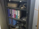 une bibliothèque noire sur laquelle sont posées de nombreuses boîtes