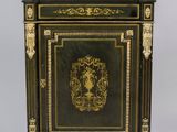 une commode peinte en noir et or, avec un plateau en marbre