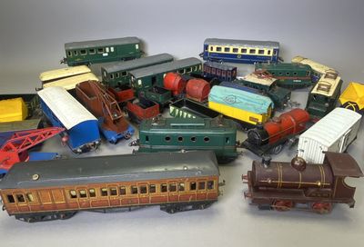 un grand nombre de trains miniatures posés sur une table