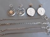 de nombreux modèles différents de montres et de chaînes posés sur la table