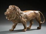 statue en bronze représentant un lion sur fond gris