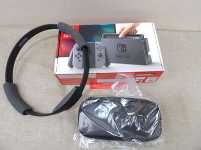 une console de jeux Nintendo Wii et un casque audio dans une boîte