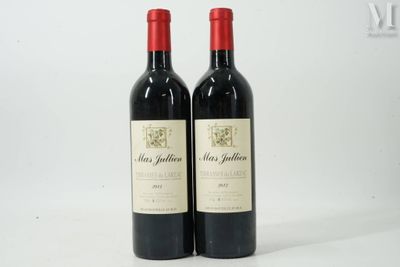 deux bouteilles de vin rouge posées l'une à côté de l'autre sur une surface blanche