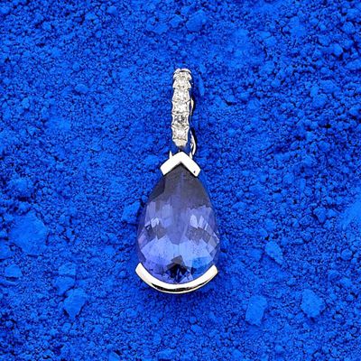 Pendentif en or gris 18k (750e), orné d'une tanzanite taille…