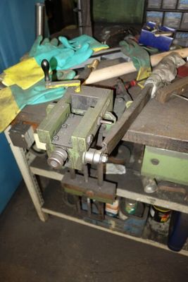 une photo d'un établi encombré sur lequel sont posés des outils