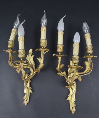 paire d'appliques murales anciennes en laiton avec des bougies