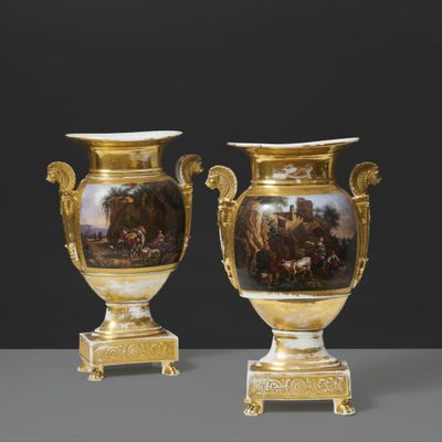 deux vases décorés d'une peinture, posés sur une table