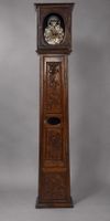 HORLOGE DE PARQUET en chêne mouluré et sculpté à décor en fa…