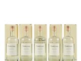 trois bouteilles de gin et trois verres de gin sur fond blanc
